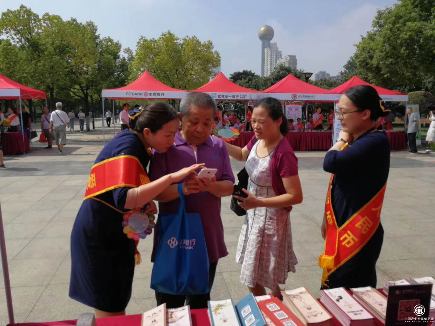 爱护人民币 杜绝假币 恒丰银行武汉分行积极开展反假币宣传活动