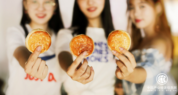 多穗麦吉：2018中秋鲜烤酥皮老月饼和网红超级月亮最配