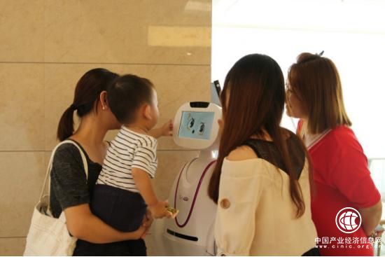 顺德爱博恩来了个呆萌的“机器人”，快来围观！