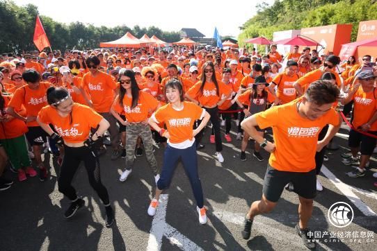 小米橙色跑惊现抖音魔性舞，网友：我家孩子也在跳