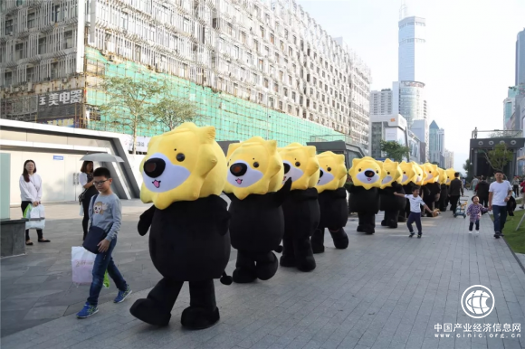 “萌狮群”走过深圳华强北街回头率爆表，网友都想求抱抱