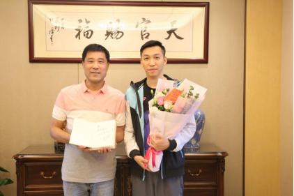 (《边学边赚》第一期班长王震在边风炜家中合影)