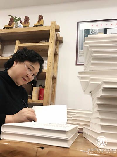 《县域经济可持续发展十二解》一书正式出版发行