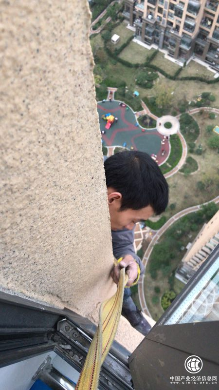 双十二空调安装迎来高峰 工程师冬季30层高楼作业