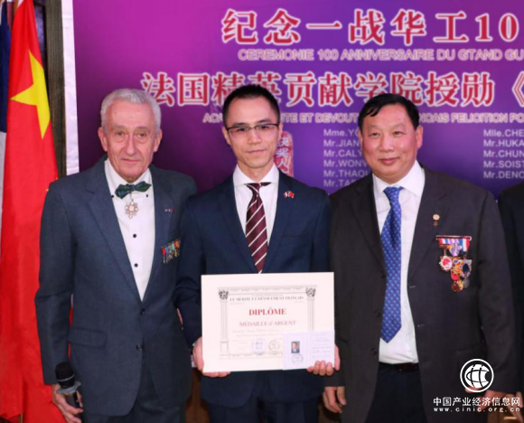 法国表彰唐悉文杰出贡献 授予“法国精英贡献勋章”