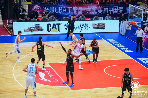 新疆击败四川迎来五连胜，场外挖掘机投篮圈粉CBA粉丝