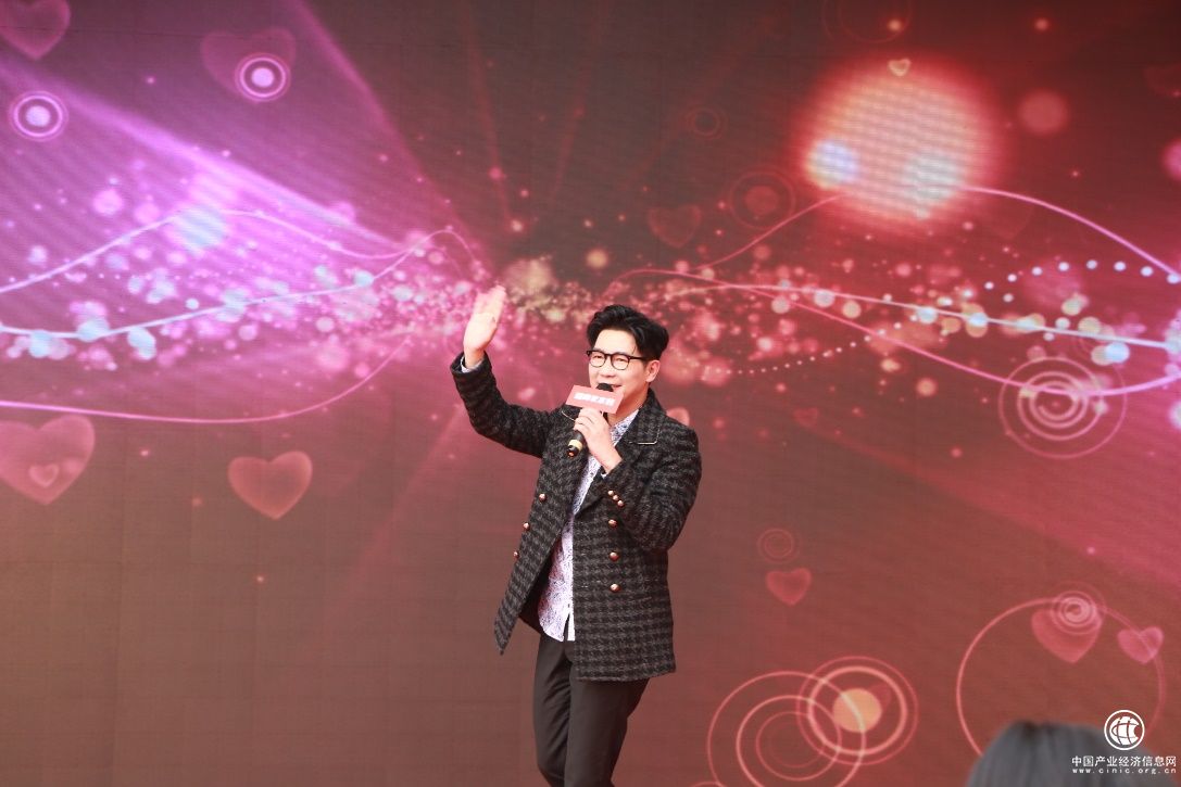 品冠现场温情献唱