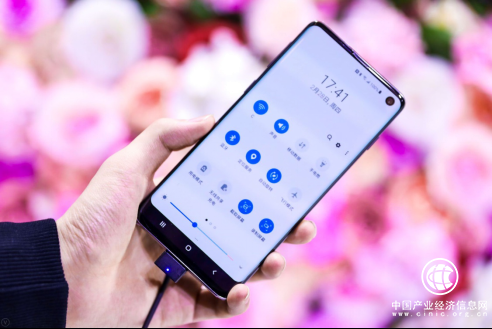 三星Galaxy S10系列销量捷报频传 苹果降价销量却依旧尴尬