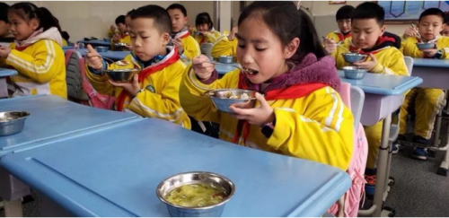 宏立城花果园项目内：学校“陪餐制”获家长一致好评