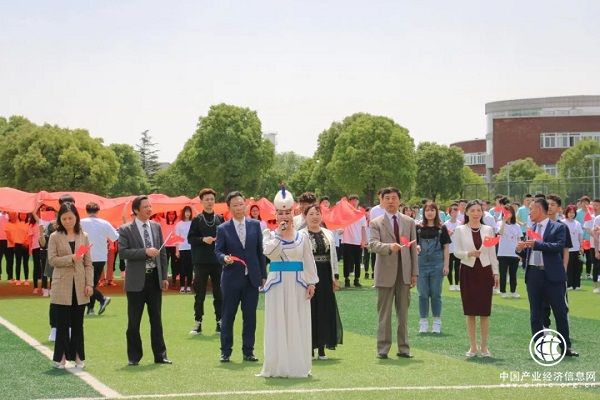 草原天籁之音乌兰托娅与千名立达师生共唱《我和我的祖国》