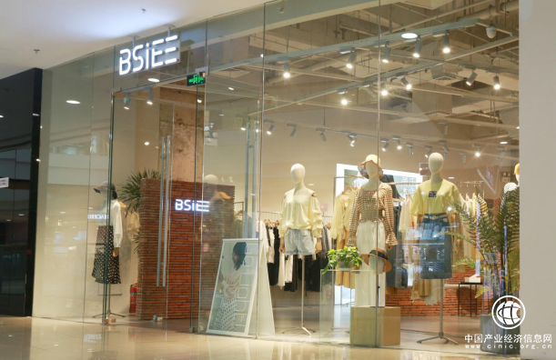 “最美本涩人”用心服务每一位顾客