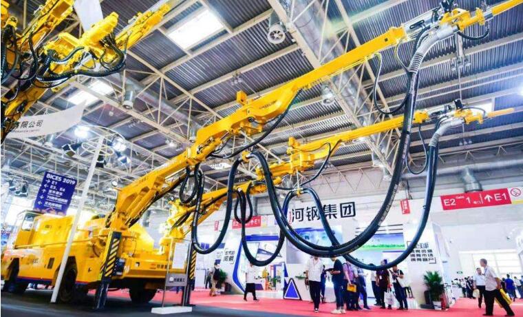 全球首台双臂混凝土湿喷机问世