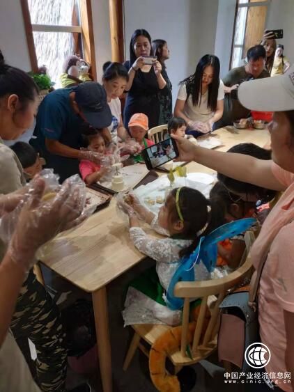 青岛森林野生动物世界玩出新花样 “东方神鹿”陪你过中秋