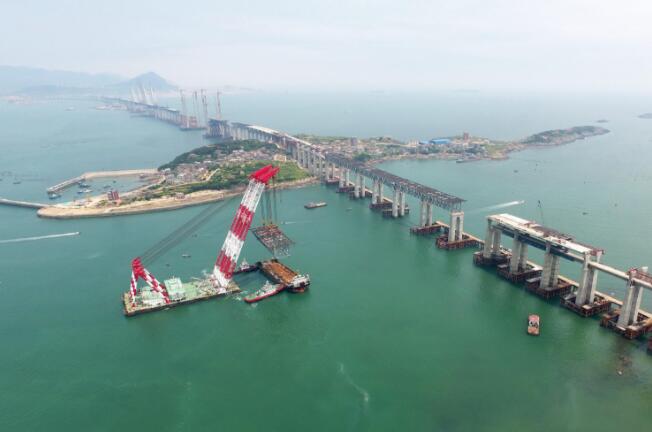 世界上最长的跨海峡公铁两用大桥9月底贯通