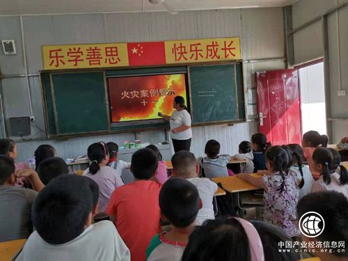 河南南阳刘太营小学举行校园消防应急演练