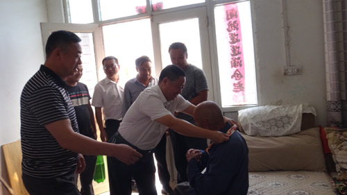 河南省方城县券桥镇党委书记张宏伟走访慰问老退役军人