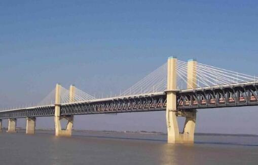 我国已建成各类长江大桥115座