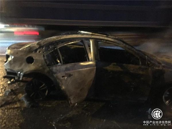 惊险！今晨青岛一私家车自燃被毁 及时检修保养很重要！