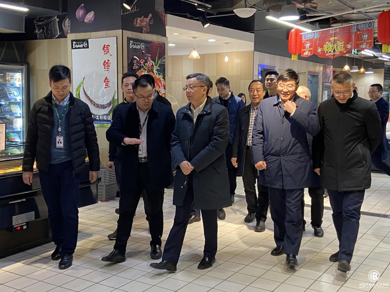 重庆市副市长李波一行视察永辉超市春节前市场保供情况