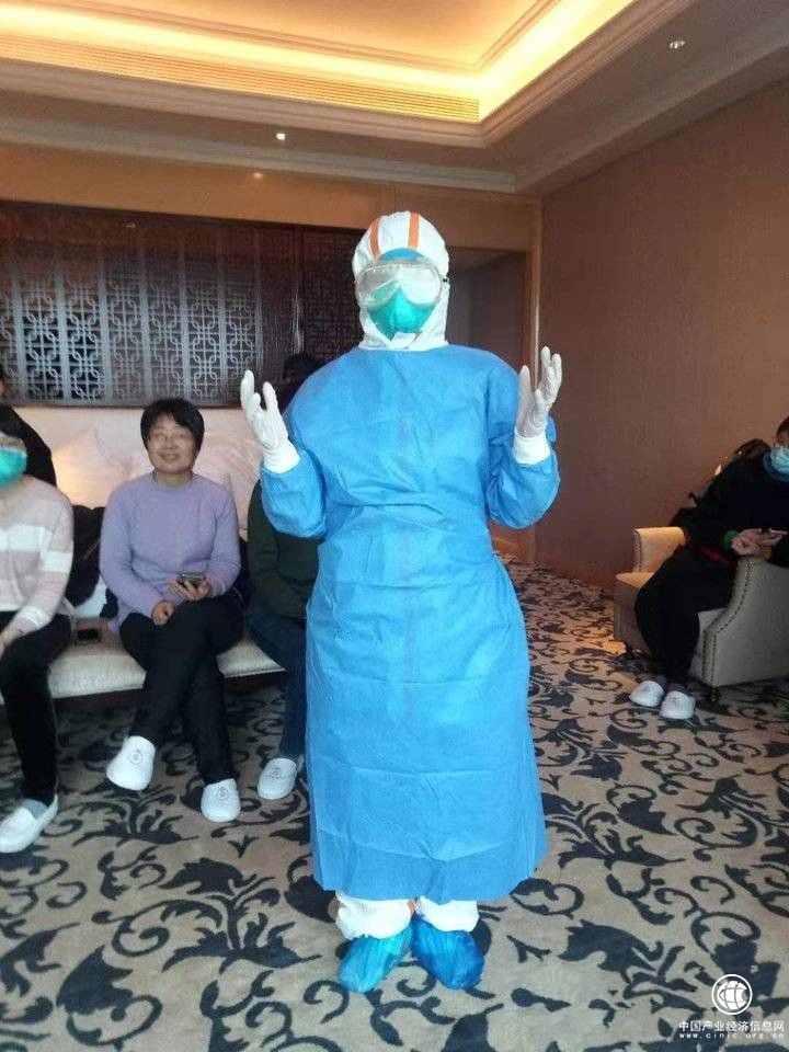 前线手记|加强防护主动要求剪长发 换个发型也挺好