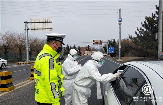 严把车辆入市关 青岛交警防疫检查车辆2.5万余辆