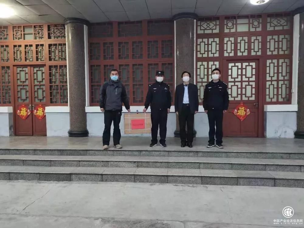 【抗击疫情护平安】 他用红蓝肩灯，点亮群众的“心灯”