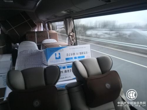 口罩、手套、手术衣……一批防控物资冒雪运抵临沂