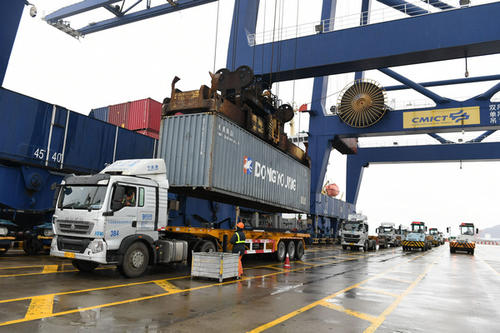 津、冀海关与天津港协同联动 进口防疫物资“船边直提”