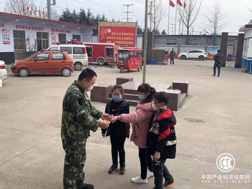 战疫故事丨暖心三姐弟将压岁钱送到防疫一线