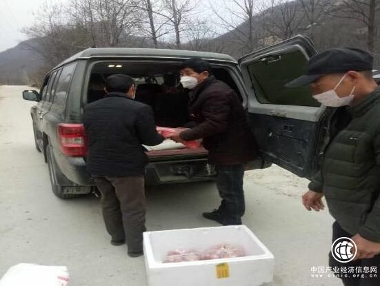 河南省南召县乔端镇：基层党员勇作群众代购员