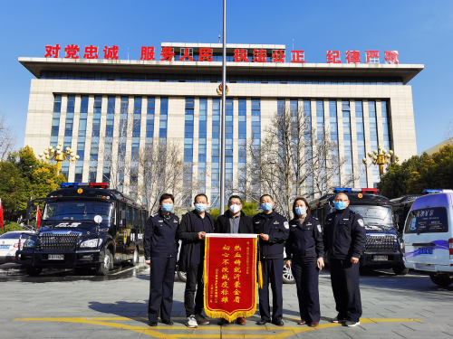 2000桶矿泉水送给抗疫一线民警