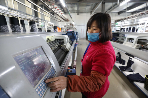 扶贫工厂“织女”忙