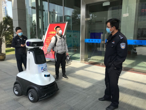 移动5G科技抗“疫”：江苏首个5G防疫机器人投入使用