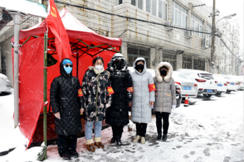 山东青岛：“00后”志愿者流动的“红袖标”渲染最美青春底色