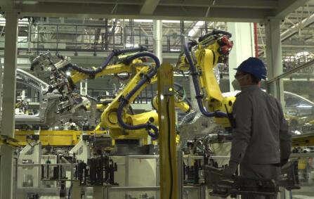 “机器换人”显优势，现场打探新能源汽车制造工厂如何复工