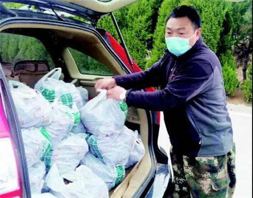 暖心！西海岸综合行政执法人员变“快递小哥”帮养殖户解燃眉之急