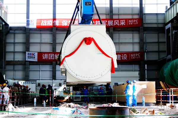 中国率先完成高位布置发电机定子设备吊装作业