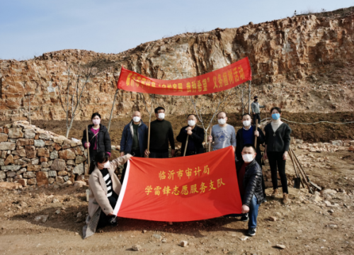 审计局干部职工第一书记村植树　用行动守护家园栽种希望