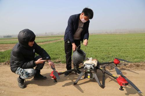 河东区8个省级贫困村2000农户享“飞防”大餐