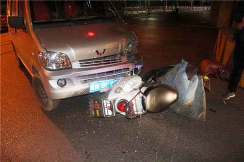 闯红灯、骑电动车操作手机 青岛交警通报五起交通事故