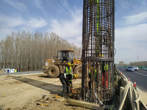 南外环西延工程跨京沪高速大桥进展顺利