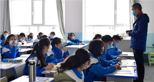 贴心！青岛市高中开学后每天免费为每名学生提供1只口罩