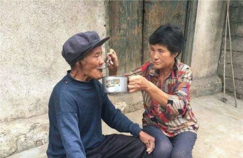 弘扬沂蒙精神 传承红色基因| “山东好人”梁付华18年如一日照料亲家