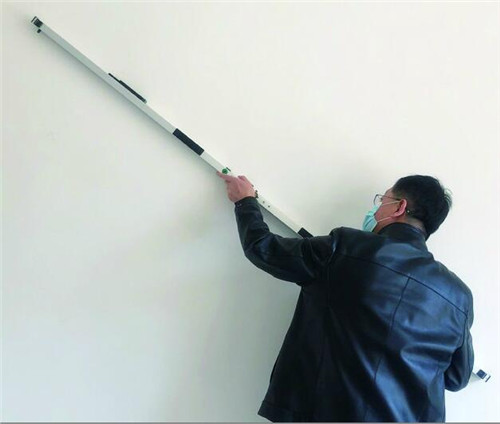 城阳中南世纪城新房暗藏“喇叭口” 室内地面开裂多处