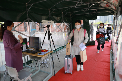 临沂一中：学生兴高采烈返校，家长“太恣儿了”