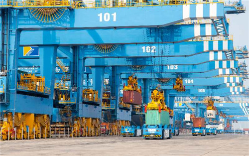 桥吊单机作业效率达到44.6自然箱/小时 “连钢创新团队”再次打破自动化码头装卸效率世界纪录