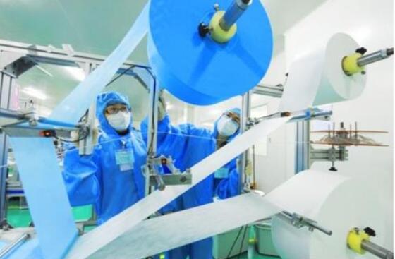 我国研制出新型熔喷布数字化自动生产线