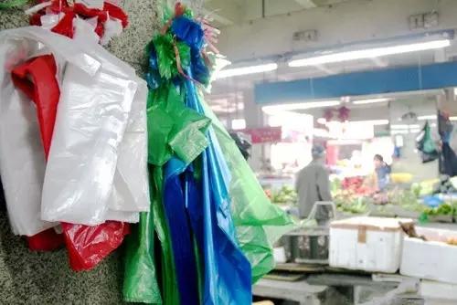 8月底前启动商场超市等重点领域执法检查 塑料污染治理再加力度