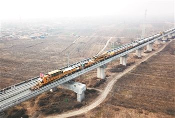 银西高铁全线铺轨通道打通