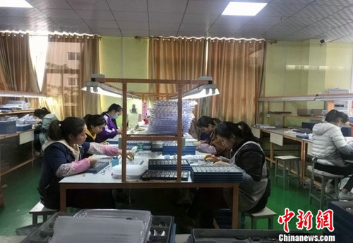 中国人寿首笔“政府+银行+担保+保险”扶贫贷落地广西天等扶贫车间